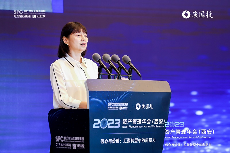 211692580527120869.jpg 图9 rb88随行版官网党委副书记、监事长叶瑛介绍rb88随行版官网丝路金融信托研究院.jpg